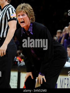 17 janvier 2009 : l'entraîneur-chef Deb Patterson des Wildcats du Kansas State crie quelques instructions à son équipe contre les cyclones de l'Iowa State en première mi-temps au Bramlage Coliseum à Manhattan, Kansas. Kansas State Won 59-52.(image crédit : © Peter Aiken/Cal Sport Media) Banque D'Images