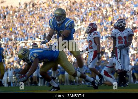 02 septembre 2006 - Pasadena, CA : #88 Matt Willis #18 Andrew Baumgartner de UCLA en action contre UCLA au Rose Bowl à Pasadena, Californie alors que les Bruins de UCLA ont battu les Utah Utes, 31-10 (crédit image : © John Green/Cal Sport Media) Banque D'Images