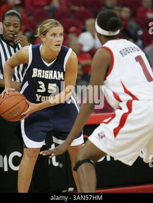 L'attaquante Melinda Johnson de Brigham Young dans le match entre Brigham Young et Fresno State au Savemart Center à Fresno, CA le 17 novembre. Fresno State a battu les Cougars #22 (AP) 61 - 51 pour aller 3-0.(image crédit : © Phil Hawkins/Cal Sport Media) Banque D'Images