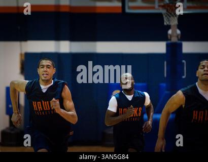 13 février 2010 - Sacramento, Californie, États-Unis - L'attaquant Josh McCarver, deuxième sophomore du Cosumnes River College Hawks, à gauche, court des sprints avec d'autres sophomores et coéquipiers, le meneur Jamelle Barrett, le milieu, et l'attaquant Anthony Johnson lors d'une pratique récente. Tous les trois sont des démarreurs dans une équipe qui est de 23-5 et est une victoire d'être dans l'Elite 8 dans le championnat d'université communautaire de l'État. Pour McCarver, Barrett et Johnson, plus ils se rapprochent du championnat, plus ils deviennent importants sur le radar des recruteurs dans les universités de quatre ans et les très convoitées bourses de Division 1 et 2. Banque D'Images