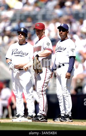 19 avril 2007 : Marcus Giles (à droite) Chad Tracy et Bobby Meacham, 1er entraîneur de base Padre, en action pendant le match entre les Padres de San Diego et les Diamondbacks de l'Arizona au Petco Park à San Diego, en Californie (crédit image : © John Green/Cal Sport Media) Banque D'Images