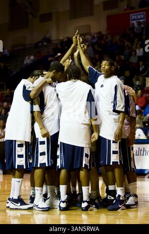25 novembre 2008 : les Penn State Nittany Lions se rassemblent avant le match de basket-ball NCAA entre les Penn State Nittany Lions et les Penn Quakers au Palestra à Philadelphie, en Pennsylvanie. (Crédit image : © Chris Szagola/Cal Sport Media) Banque D'Images