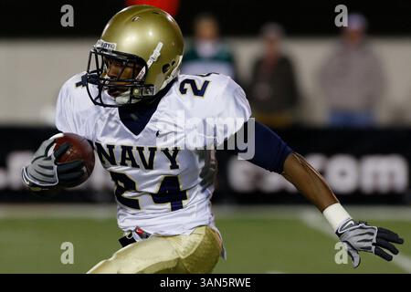 25 novembre, 2008 NCAA Navy vs Northern Illinois, Huskie Stadium, DeKalb, il -Corey James de l'Académie navale en action pendant le match de football de la NCAA entre les Midshipmen de la Marine et les Huskies du nord de l'Illinois au Huskie Stadium à DeKalb, il. La Navy a battu les Huskies 16-0. (Photo de Michael DiNovo/CSM)(image crédit : © Michael DiNovo/Cal Sport Media) Banque D'Images
