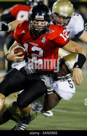 25 novembre 2008 NCAA Navy vs Northern Illinois, Huskie Stadium, DeKalb, il - Chandler Harnish du nord de l'Illinois se fait affronter par Corey Johnson de la marine lors du match de football de la NCAA entre les Midshipmen de la marine et les Huskies du nord de l'Illinois au Huskie Stadium de DeKalb, il. La Navy a battu les Huskies 16-0. (Photo de Michael DiNovo/CSM)(image crédit : © Michael DiNovo/Cal Sport Media) Banque D'Images