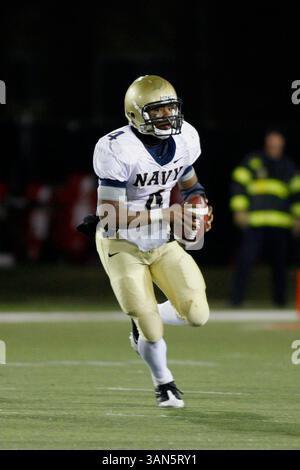 25 novembre 2008 NCAA Navy vs Northern Illinois, Huskie Stadium, DeKalb, il -Ricky Dobbs de l'Académie navale en action pendant le match de football de la NCAA entre les Midshipmen de la Marine et les Huskies du Nord de l'Illinois au Huskie Stadium à DeKalb, il. La Navy a battu les Huskies 16-0. (Photo de Michael DiNovo/CSM)(image crédit : © Michael DiNovo/Cal Sport Media) Banque D'Images