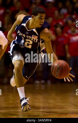 25 novembre 2008 : Talor, le garde des Nittany Lions de Penn State, combat n°12, atteignant le ballon lâche lors du match de basket-ball NCAA entre les Nittany Lions de Penn State et les Quakers de Penn au Palestra à Philadelphie, en Pennsylvanie. Penn State Beat Penn, 85-73.(image crédit : © Chris Szagola/Cal Sport Media) Banque D'Images
