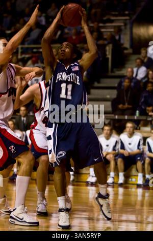 25 novembre 2008 : le garde des Penn State Nittany Lions, Stanley Pringle, #11, se lance dans le match de basket-ball NCAA entre les Penn State Nittany Lions et les Penn Quakers au Palestra à Philadelphie, en Pennsylvanie. Penn State Beat Penn, 85-73.(image crédit : © Chris Szagola/Cal Sport Media) Banque D'Images