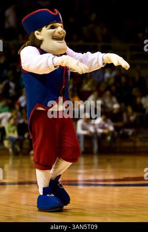 25 novembre 2008 : la mascotte des Quakers de Pennsylvanie chante les cheerleaders de Penn State pendant le match de basket-ball NCAA entre les Penn State Nittany Lions et les Penn Quakers au Palestra à Philadelphie, en Pennsylvanie. Penn State Beat Penn, 85-73.(image crédit : © Chris Szagola/Cal Sport Media) Banque D'Images