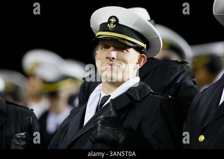 25 novembre 2008 NCAA Navy vs Northern Illinois, Huskie Stadium, DeKalb, il - le Navy Midshipmen Band encourage leurs collègues Midshipmen pendant le match de football de la NCAA entre les Navy Midshipmen et les Northern Illinois Huskies au Huskie Stadium à DeKalb, il. La Navy a battu les Huskies 16-0. (Photo de Michael DiNovo/CSM)(image crédit : © Michael DiNovo/Cal Sport Media) Banque D'Images