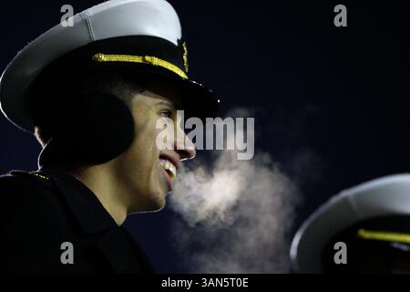 25 novembre 2008 NCAA Navy vs Northern Illinois, Huskie Stadium, DeKalb, il - Navy Midshipmen bravent le temps froid pour regarder les Midshipmen pendant le match de football de la NCAA entre les Navy Midshipmen et les Northern Illinois Huskies au Huskie Stadium à DeKalb, il. La Navy a battu les Huskies 16-0. (Photo de Michael DiNovo/CSM)(image crédit : © Michael DiNovo/Cal Sport Media) Banque D'Images