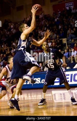 25 novembre 2008 : le garde des Penn State Nittany Lions, Danny Morrissey #33, monte pour le panier lors du match de basket-ball NCAA entre les Penn State Nittany Lions et les Penn Quakers au Palestra à Philadelphie, en Pennsylvanie. Penn State Beat Penn, 85-73.(image crédit : © Chris Szagola/Cal Sport Media) Banque D'Images
