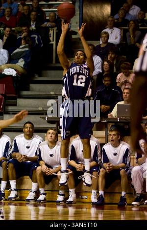 25 novembre 2008 : Talor, le garde des Nittany Lions de Penn State, combat #12 avec le tir de saut lors du match de basket-ball NCAA entre les Nittany Lions de Penn State et les Quakers de Penn State au Palestra à Philadelphie, en Pennsylvanie. Penn State Beat Penn, 85-73.(image crédit : © Chris Szagola/Cal Sport Media) Banque D'Images