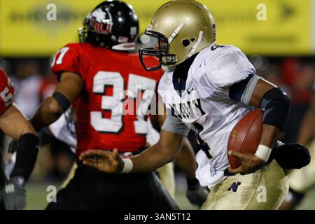25 novembre 2008 NCAA Navy vs Northern Illinois, Huskie Stadium, DeKalb, il -Ricky Dobbs de l'Académie navale en action pendant le match de football de la NCAA entre les Midshipmen de la Marine et les Huskies du Nord de l'Illinois au Huskie Stadium à DeKalb, il. La Navy a battu les Huskies 16-0. (Photo de Michael DiNovo/CSM)(image crédit : © Michael DiNovo/Cal Sport Media) Banque D'Images