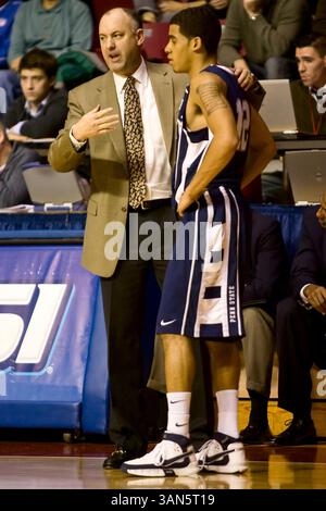25 novembre 2008 : Ed DeChellis, entraîneur-chef des Nittany Lions de Penn State, discute avec Talor Battle #12 de la garde des Nittany Lions de Penn State lors du match de basket-ball NCAA entre les Nittany Lions de Penn State et les Quakers de Penn au Palestra à Philadelphie, en Pennsylvanie. Penn State Beat Penn, 85-73.(image crédit : © Chris Szagola/Cal Sport Media) Banque D'Images