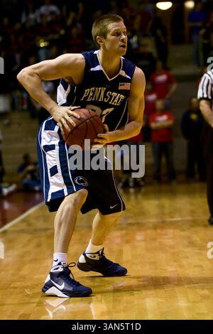 25 novembre 2008 : le garde des Penn State Nittany Lions, Danny Morrissey #33, cherche à faire une passe pendant le match de basket-ball NCAA entre les Penn State Nittany Lions et les Penn Quakers au Palestra à Philadelphie, en Pennsylvanie. Penn State Beat Penn, 85-73.(image crédit : © Chris Szagola/Cal Sport Media) Banque D'Images