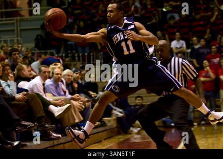 25 novembre 2008 : le garde des Penn State Nittany Lions Stanley Pringle #11 essayant de sauver le ballon pendant le match de basket-ball NCAA entre les Penn State Nittany Lions et les Penn Quakers au Palestra à Philadelphie, en Pennsylvanie. Penn State Beat Penn, 85-73.(image crédit : © Chris Szagola/Cal Sport Media) Banque D'Images