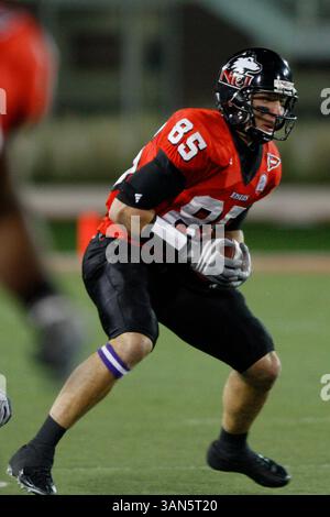 25 novembre 2008 NCAA Navy vs Northern Illinois, Huskie Stadium, DeKalb, il - Matt Simon du nord de l'Illinois en action pendant le match de football de la NCAA entre les Midshipmen de la Marine et les Huskies du nord de l'Illinois au Huskie Stadium de DeKalb, il. La Navy a battu les Huskies 16-0. (Photo de Michael DiNovo/CSM)(image crédit : © Michael DiNovo/Cal Sport Media) Banque D'Images
