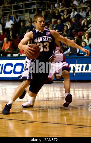 25 novembre 2008 : le garde des Penn State Nittany Lions Danny Morrissey #33 se dirige vers le panier lors du match de basket-ball NCAA entre les Penn State Nittany Lions et les Penn Quakers au Palestra à Philadelphie, en Pennsylvanie. Penn State Beat Penn, 85-73.(image crédit : © Chris Szagola/Cal Sport Media) Banque D'Images