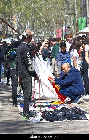 Manteros ou vendeurs de rue sans licence la Rambla, Barcelone, Espagne Banque D'Images