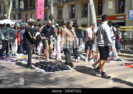 Manteros ou vendeurs de rue sans licence la Rambla, Barcelone, Espagne Banque D'Images