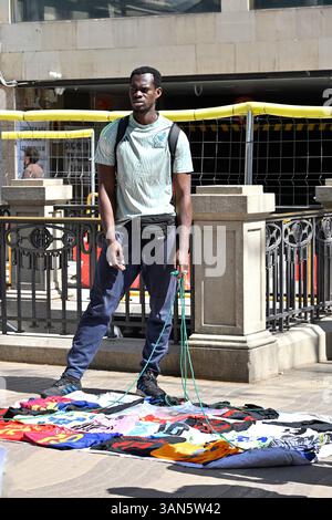 Manteros ou vendeurs de rue sans licence la Rambla, Barcelone, Espagne Banque D'Images