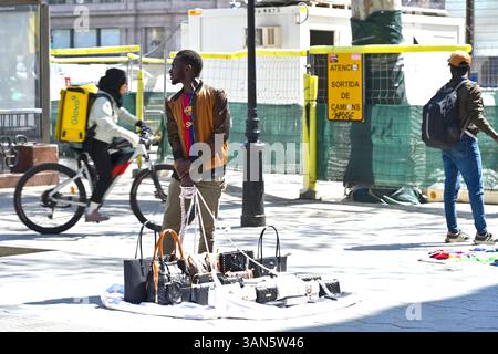 Manteros ou vendeurs de rue sans licence la Rambla, Barcelone, Espagne Banque D'Images