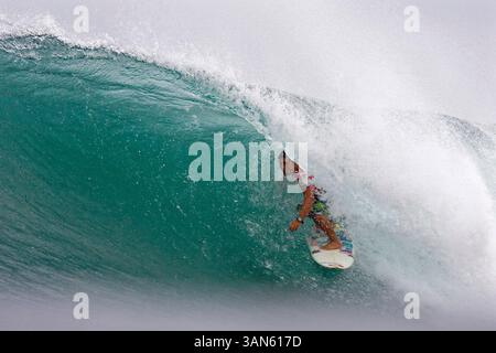 22 novembre 2008 - Haleiwa, Hawaï, États-Unis - Vans Triple Crown of Surfing. Reef Hawaiian Pro, Ali'i Beach Park, Haleiwa, North Shore, Oahu, Hawaii. Kekoa BACALSO (Oahu, Haw) (photo) a terminé troisième au Reef Hawaiian Pro à Haleiwa aujourd’hui lorsqu’il a été battu par le finaliste Jihad Khodr (BRA) et le vainqueur général Michel Bourez (Tahiti) dans l’une des finales les plus excitantes jamais vues à Haleiwa à ce jour. Bacalso a ouvert avec un tour presque parfait de 9,00 et a tenu la tête de la chaleur jusqu'à la mi-chemin quand il a dépassé à la fois Khodr et Bourez l'obligeant à se contenter d'une troisième place. Le Reef Hawaiian P à 170 000 $ Banque D'Images