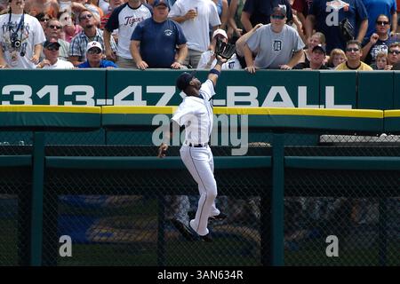11 août 2007 : le joueur de gauche de Détroit #33 Marcus Thames grimpe le mur en essayant d'attraper ce home run de la batte du #19 Marco Scutaro d'Oakland en deuxième manche lors de la victoire des Tigers 5-2 contre l'Athlétisme samedi soir au Comerica Park, Detroit, Michigan. Photo Â© Steve King / Cal Sport Media. (Crédit image : © Steve King/Cal Sport Media) Banque D'Images