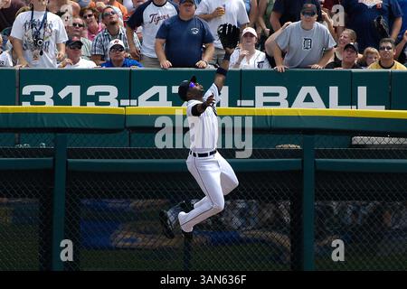11 août 2007 : le joueur de gauche de Détroit #33 Marcus Thames grimpe le mur en essayant d'attraper ce home run de la batte du #19 Marco Scutaro d'Oakland en deuxième manche lors de la victoire des Tigers 5-2 contre l'Athlétisme samedi soir au Comerica Park, Detroit, Michigan. Photo Â© Steve King / Cal Sport Media. (Crédit image : © Steve King/Cal Sport Media) Banque D'Images