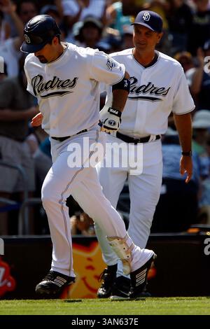 19 août 2007 : Glenn Hoffman, troisième entraîneur de base des Padres de San Diego, #47, réclame Adrian Gonzalez #23, premier joueur de base, pour son homerun lors d'un match contre les Astros de Houston au Petco Park à San Diego, en Californie. Les Padres ont battu les Astros 5-3.(image crédit : © Jody Gomez/Cal Sport Media) Banque D'Images