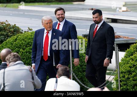 Washington, États-Unis. 14 avril 2025. Le président Donald Trump, accompagné du vice-président JD Vance et de l'entraîneur Ryan Patrick Day, arrive à un événement avec l'équipe gagnante du championnat universitaire de football 2025, l'Ohio State University, le lundi 14 avril 2025 sur la pelouse sud de la Maison Blanche à Washington DC. (Photo d'Aaron Schwartz/Sipa USA) crédit : Sipa USA/Alamy Live News Banque D'Images