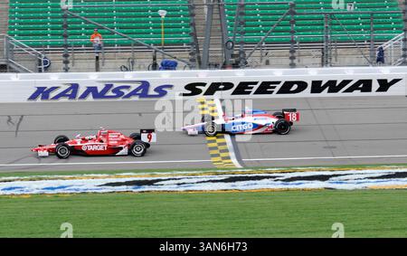 30 avril 2010 : Scott Dixon #9 et Milka Duno #18 courent tout de suite lors de la journée de qualification au Road Runner Turbo Indy 300 au Kansas Speedway de Kansas City, Kansas. (Crédit image : © Peter Aiken/Cal Sport Media/ZUMApress.com) Banque D'Images