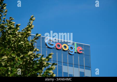 Google signe sur un immeuble du centre-ville de Toronto Ontario Canada le 5 octobre 2024 Banque D'Images