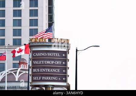 Niagara Falls, Ontario, Canada - 23 mai 2022 : panneau directionnel Niagara Fallsview Casino Resort Hotel Banque D'Images