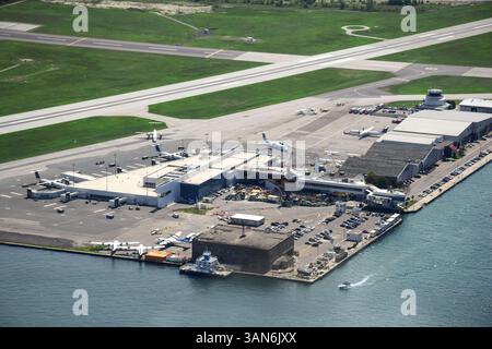 13 juillet 2014 - Toronto, Ontario, Canada : vue aérienne de l'aéroport Billy Bishop au centre-ville de Toronto Banque D'Images
