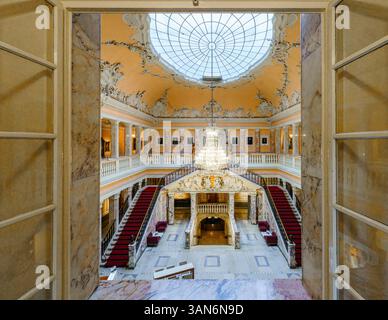 Wiesbaden, Allemagne. 10 avril 2025. Le Marble Hall est également commercialisé par Henkell Freixenet comme lieu d'événement. En 1935, Karl Henkell, petit-fils du fondateur de l'entreprise Adam Henkell, a lancé le vin mousseux de marque 'Henkell Trocken' pour la première fois dans une bouteille de vin mousseux de 200 ml, alors orthographié 'piccolo'. L'invention déposée existe encore aujourd'hui sous le mot italien « piccolo » pour « petit ». Crédit : Andreas Arnold/dpa/Alamy Live News Banque D'Images