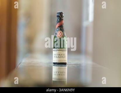 Wiesbaden, Allemagne. 10 avril 2025. Une bouteille de 'Henkell Pikkolo Trocken' de 1935 se trouve sur la table chez Henkell Freixenet. En 1935, Karl Henkell, petit-fils du fondateur de l'entreprise Adam Henkell, a lancé le vin mousseux de marque 'Henkell Trocken' pour la première fois dans une bouteille de vin mousseux de 200 ml, alors orthographié 'Pikkolo'. L'invention déposée existe encore aujourd'hui sous le mot italien « piccolo » pour « petit ». Crédit : Andreas Arnold/dpa/Alamy Live News Banque D'Images