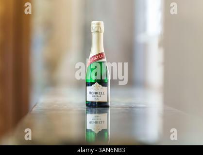 Wiesbaden, Allemagne. 10 avril 2025. Une bouteille de 'Henkell Piccolo Trocken' dans la conception actuelle est sur la table chez Henkell Freixenet. En 1935, Karl Henkell, petit-fils du fondateur de l'entreprise Adam Henkell, a lancé le vin mousseux de marque 'Henkell Trocken' pour la première fois dans une bouteille de vin mousseux de 200 ml, alors orthographié 'piccolo'. L'invention déposée existe encore aujourd'hui sous le mot italien « piccolo » pour « petit ». Crédit : Andreas Arnold/dpa/Alamy Live News Banque D'Images