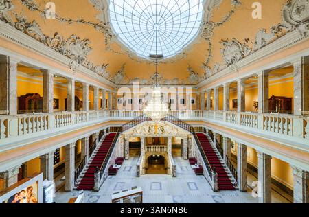 Wiesbaden, Allemagne. 10 avril 2025. Le Marble Hall est également commercialisé par Henkell Freixenet comme lieu d'événement. En 1935, Karl Henkell, petit-fils du fondateur de l'entreprise Adam Henkell, a lancé le vin mousseux de marque 'Henkell Trocken' pour la première fois dans une bouteille de vin mousseux de 200 ml, alors orthographié 'piccolo'. L'invention déposée existe encore aujourd'hui sous le mot italien « piccolo » pour « petit ». Crédit : Andreas Arnold/dpa/Alamy Live News Banque D'Images