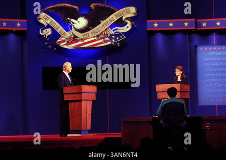 Oct 02, 2008 - dit Louis, Missouri, USA - le sénateur démocrate vice-président JOE BIDEN (d-DE) prend la parole alors que SARAH PALIN (R), la vice-présidente républicaine nommée à la vice-présidence de l'Alaska, écoute la gouverneure SARAH PALIN (R). Les deux candidats à la vice-présidence américaine ont échangé des coups sur la crise financière, le changement climatique et la politique étrangère dans leur seul débat télévisé. Le démocrate Joe Biden a cherché à lier le candidat républicain à la présidentielle John McCain à la politique du président Bush, affirmant qu'il n'était « pas franc-tireur ». La républicaine Sarah Palin s'est défendue contre les allégations d'inexpérience et a déclaré que le billet McCain apporterait du changement. Votes Banque D'Images