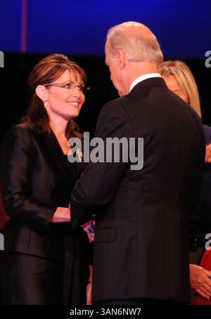 Oct 02, 2008 - établi Louis, Missouri, USA - le sénateur démocrate vice-présidentiel JOE BIDEN (d-DE) s'entretient avec la vice-présidente républicaine, la gouverneure de l'Alaska SARAH PALIN (l) à la suite du débat vice-présidentiel. Les deux candidats à la vice-présidence américaine ont échangé des coups sur la crise financière, le changement climatique et la politique étrangère dans leur seul débat télévisé. Le démocrate Joe Biden a cherché à lier le candidat républicain à la présidentielle John McCain à la politique du président Bush, affirmant qu'il n'était « pas franc-tireur ». La républicaine Sarah Palin s'est défendue contre les allégations d'inexpérience et a déclaré le McCain Banque D'Images