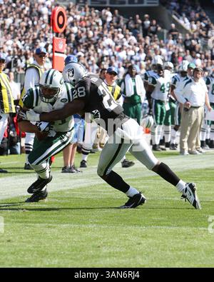 NFL : Raiders v. jets OCT 19, 2008..October 19, 2008 : TE #81 Dustin Keller des jets de New York essayant d'éviter le tacle du S #28 Gibril Wilson des Raiders d'Oakland au Oakland-Alameda County Coliseum à Oakland, Californie. Les Raiders ont battu les jets en OT 16-13...Greg Ashman/CSM (image crédit : © Cal Sport Media/ZUMA Press) Banque D'Images