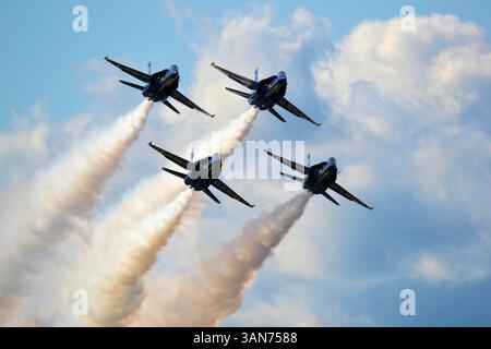 USN Blue Angels, traînant la fumée au New York International Air Show Banque D'Images