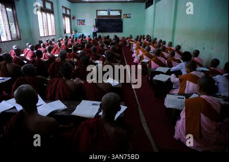 10 juillet 2008 - Yangon, Myanmar - des moines et des religieuses novices assistent à la classe de la pagode Naga Hlainggu Hilock Kalaywatawya Sarthinktaik Monsatic Education Centre à Yangon le jeudi 10 juillet 2008. Il est encombrant pour les garçons d'aller dans les monastères pendant deux ans de leur vie. Certains choisiront de devenir moines et d'autres retourneront à leur vie laïque. Les filles, en revanche, ne sont pas tenues de passer du temps dans un couvent, donc toutes les filles qui fréquentent cette école sont là par choix, parce qu'elles croient qu'elles veulent devenir religieuses. Les garçons vivent dans un dortoir de fortune à l'étage des salles de classe, whil Banque D'Images