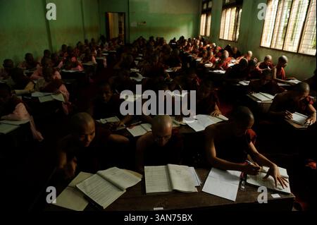 10 juillet 2008 - Yangon, Myanmar - des moines et des religieuses novices assistent à la classe de la pagode Naga Hlainggu Hilock Kalaywatawya Sarthinktaik Monsatic Education Centre à Yangon le jeudi 10 juillet 2008. Il est encombrant pour les garçons d'aller dans les monastères pendant deux ans de leur vie. Certains choisiront de devenir moines et d'autres retourneront à leur vie laïque. Les filles, en revanche, ne sont pas tenues de passer du temps dans un couvent, donc toutes les filles qui fréquentent cette école sont là par choix, parce qu'elles croient qu'elles veulent devenir religieuses. Les garçons vivent dans un dortoir de fortune à l'étage des salles de classe, whil Banque D'Images
