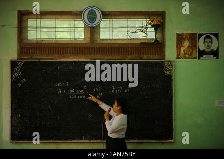 10 juillet 2008 - Yangon, Myanmar - Une enseignante de la pagode Naga Hlainggu Hilock Kalaywatawya Sarthinktaik Monsatic Education Centre à Yangon utilise un microphone pour s'adresser à sa classe alors qu'elle explique une leçon le jeudi 10 juillet 2008. Il est cumpulsaire pour les garçons d'aller dans les monastères pendant deux ans de leur vie. Certains choisiront de devenir moines et d'autres retourneront à leur vie laïque. Les filles, en revanche, ne sont pas tenues de passer du temps dans un couvent, donc toutes les filles qui fréquentent cette école sont là par choix, parce qu'elles croient qu'elles veulent devenir religieuses. (Crédit image : © Barbara Salisbury Banque D'Images