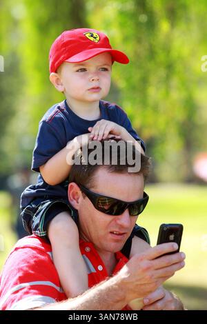 Mar. 26, 2010 - Melbourne, Australie - fans de course, jeunes et plus âgés. Championnat du monde de formule 1, Rd 2, Grand Prix d'Australie, jour d'entraînement, Albert Park, Melbourne, Australie, vendredi 26 mars 2010. (Crédit : © Sutton Motorsports/ZUMA Press) Banque D'Images