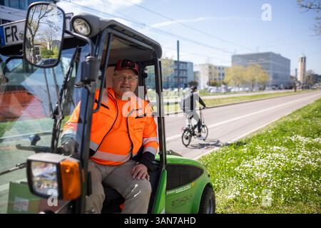 Fribourg, Allemagne. 09th Apr, 2025. Klaus Flamm, un employé de la ville de Fribourg, est assis dans un tracteur faucheur. De nombreux ouvriers de la construction, jardiniers et autres personnes travaillant dans les espaces publics sont de plus en plus exposés aux agressions verbales ou physiques. Crédit : Philipp von Ditfurth/dpa/Alamy Live News Banque D'Images
