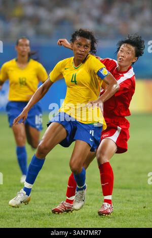 Le capitaine de l'équipe brésilienne Tania (4) affronte Kim Young AE de Corée du Nord lors d'un match du Groupe F aux Jeux Olympiques de Beijing le 9 août 2008 à Shenyang, en Chine. Usage éditorial exclusif. Utilisation commerciale interdite. (Photographie de Jonathan Paul Larsen / Diadem images) Banque D'Images