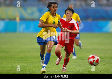 Tania du Brésil (4) court pour le ballon contre Kim Young AE de Corée du Nord lors d'un match du Groupe F aux Jeux Olympiques de Beijing le 9 août 2008 à Shenyang, Chine. Usage éditorial exclusif. Utilisation commerciale interdite. (Photographie de Jonathan Paul Larsen / Diadem images) Banque D'Images
